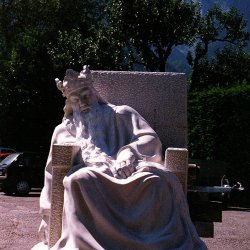 Kaiser Karl vom Untersberg vor der Montage aus Untersberger Marmor