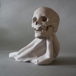 Totenkopf aus Untersberger Marmor